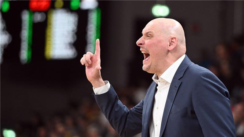 Przemyslaw Frasunkiewicz hat mit Rostock gegen Trier ein Endspiel um den Playoff-Einzug. 