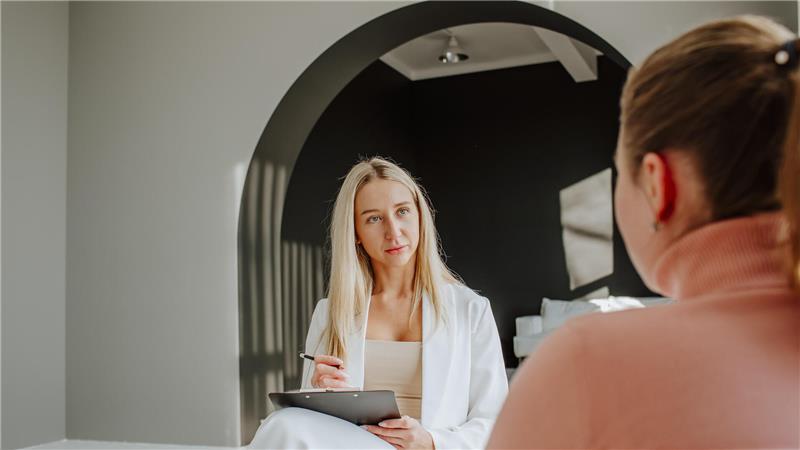 Psychiatrische Kliniken helfen Menschen als Schutzraum in akuten psychischen Krisen. 