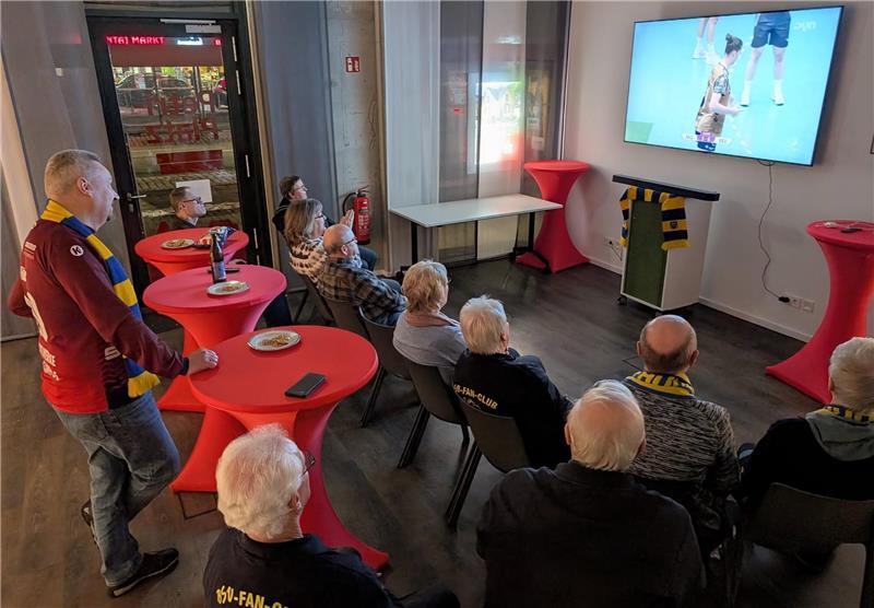 Public Viewing bei der Sparkasse in Buxtehude: Der Fanclub Has' und Igel unterstützte den BSV aus der Ferne.