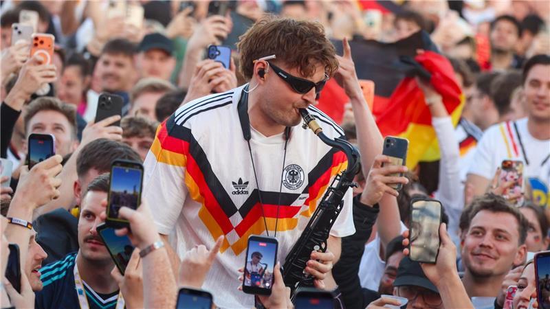 Public Viewing im Party-Modus: André Schnura bläst nach dem Deutschland-Sieg gegen Curaçao zum Sieges-Soundtrack