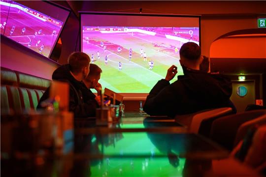 Public Viewing in einer Bar in Hamburg: Am Mittwochnachmittag herrschte gähnende Leere. Foto: dpa-Bildfunk