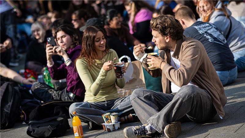 Neuer Trend in Stade: Pudding beim Ankerplatz essen – aber bitte mit Gabel Pudding mit Gabeln essen: Am Wochenende soll der Internettrend auch nach Stade schwappen. (Symbolbild)