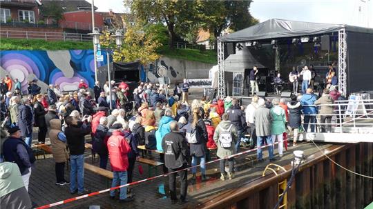 Pünktlich zum Auftritt der Rostocker Blowboys am Sonntag am Stadthafen kamen Sonne und Zuhörer.