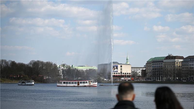 Frühling kommt mit Sonne, Wärme und Schauern im Norden an Pünktlich zum Frühlingsanfang wurde die Hamburger Alsterfontäne aufgedreht.