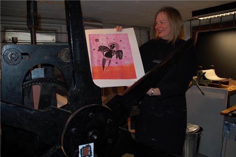 Pünktlich zur Weihnachtszeit kommt der Gender-Engel „Sankt Pauli“ aus der Druckerpresse der Buxtehuder Künstlerin Britta Lange. Foto: Laudien