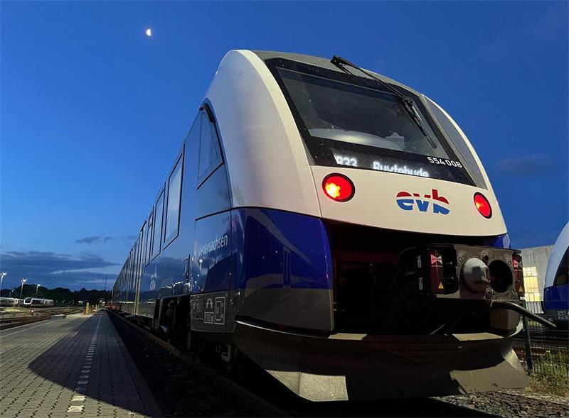 Pünktlich zur blauen Stunde ist die Bahn bereit für ihre erste Fahrt des Tages.