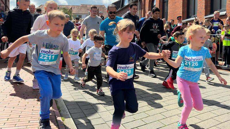 Mehr als 900 Läufer machen mit: Sport, Spaß und Musik in Harsefeld Punkt 15 Uhr starteten 285 Kinder vom Baby bis zum 5-jährigen Kitakind und ihre Eltern und Großeltern zum Bambinilauf.