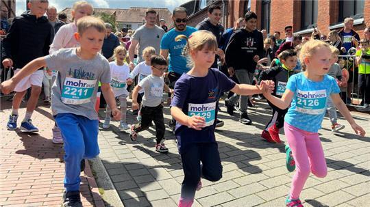 Punkt 15 Uhr starteten 285 Kinder vom Baby bis zum 5-jährigen Kitakind und ihre Eltern und Großeltern zum Bambinilauf.