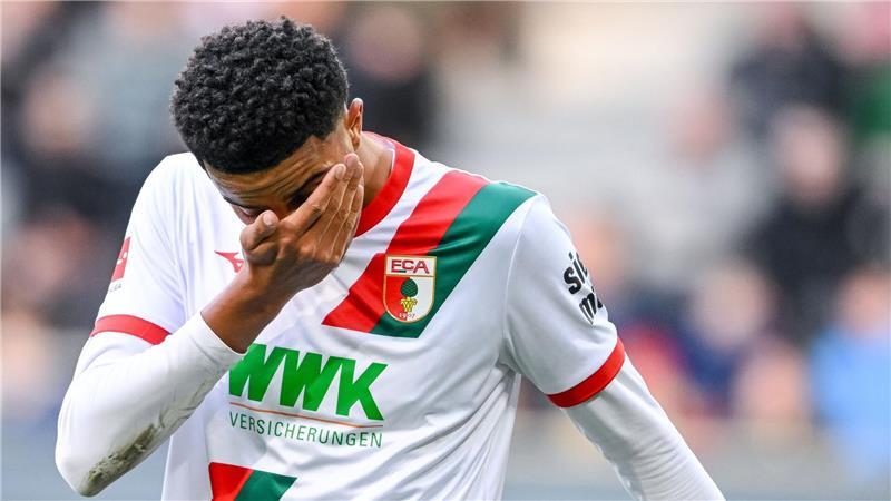 „Wir können es“: Wagner zweifelt nicht nach 0:6-Lehrstunde Pure Enttäuschung: Augsburgs junger Abwehrspieler Noahkai Banks.