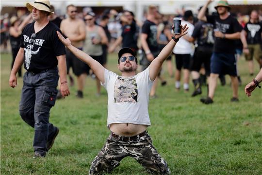Pure Freude nach der Eröffnung des Infields auf dem Festivalgelände des Wacken Open Air (WOA).