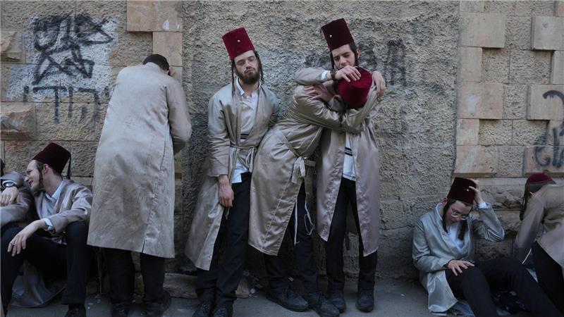 Purimfest - Israel: Ultra-orthodoxe jüdische Männer feiern das jüdische Purim-Fest in Mea Shearim.