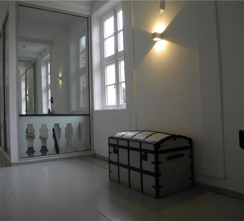 Puristisch und urtümlich: Innenarchitektin Margarete von der Decken hat die Klosterflure in grau-weiß gehalten.