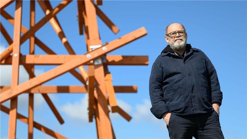 „Purple Path“-Kurator Alexander Ochs steht an der Arbeit „Zwei in einander Gewobene“ des Konzeptkünstlers Olaf Holzapfel in Amtsberg. Das Gros der Kunstwerke an dem Kunst- und Skulpturenweg bleibt über das Jahr 2025 in der Region erhalten. (Archivbild)