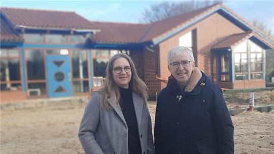 Pusteblumen-Leiterin Erdmute Beckmann und Bürgermeister Ulrich Rathjens vor der Bargstedter Kita, die um 300 Quadratmeter erweitert wird.