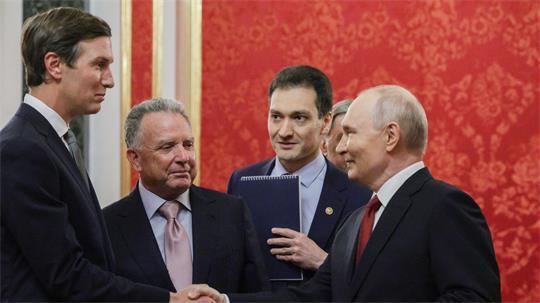 Putin spricht erneut mit Trumps Gesandten Kushner und Witkoff (von links) über eine mögliche Beendigung seines Angriffskriegs gegen die Ukraine. 