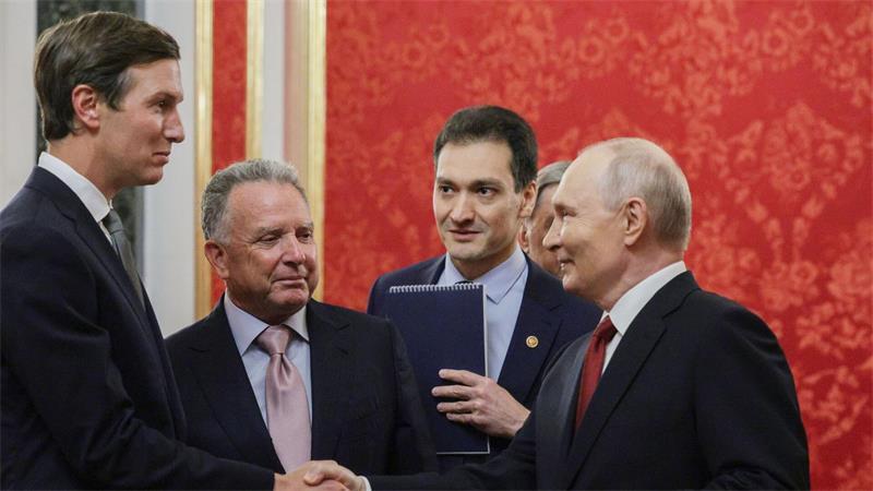 Putin spricht erneut mit Trumps Gesandten Kushner und Witkoff (von links) über eine mögliche Beendigung seines Angriffskriegs gegen die Ukraine. 