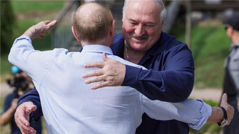 Putin gibt der Ukraine Schuld an stockenden Gesprächen Putin und Lukaschenko treffen sich zum zweiten Mal im Kloster Walaam auf einer Insel im Ladogasee.