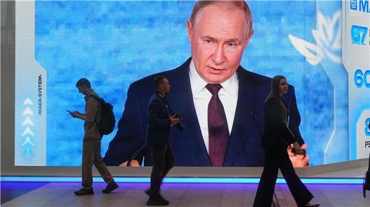 Putin wiederholte beim Wirtschaftsforum in St. Petersburg die These von der völligen Überlegenheit Russlands im Krieg gegen die Ukraine.