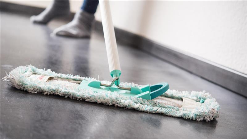 Putzschwämme und Lappen, Reinigungsbürsten aller Art, Microfasertücher, Staublappen und auch Wischmopp-Reinigungsbezüge gehören, wenn sie nicht mehr zu gebrauchen sind, in den Restmüll.