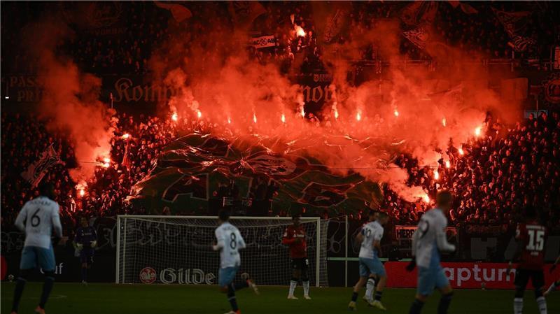 Pyrotechnik beim Spiel Hannover 96 gegen den VfL Bochum.