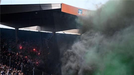 Pyrotechnik gehöre nicht in Fußballstadien, sagt Niedersachsens Innenministern Daniela Behrens (SPD). (Symbolbild)