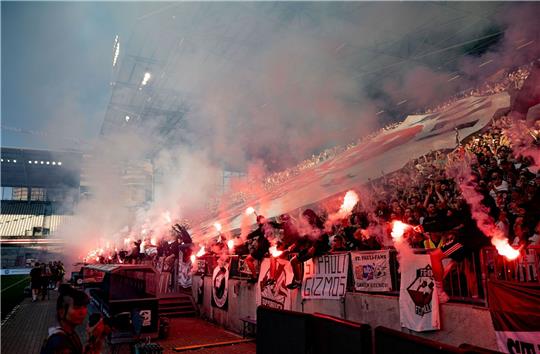 Pyrotechnik wie im Männerderby: 19.710 kamen ins Millerntorstadion. Foto: dpa