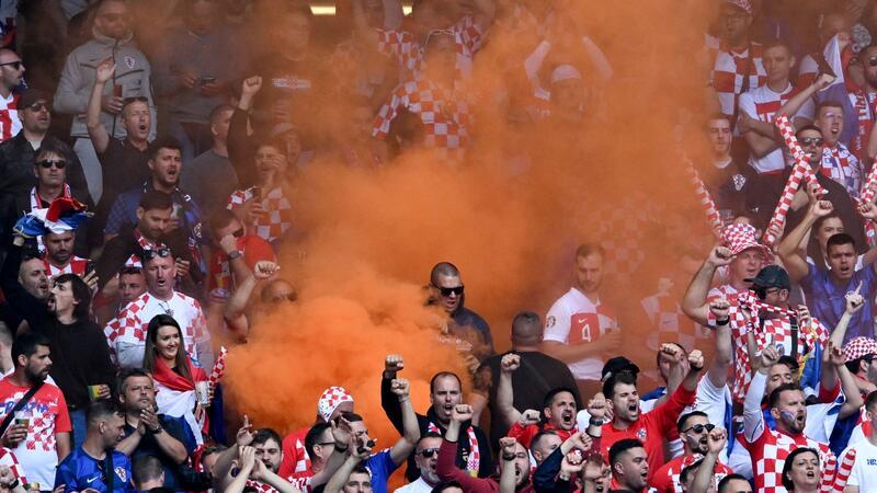 Pyrotechnik wird im kroatischen Fanblock gezündet.