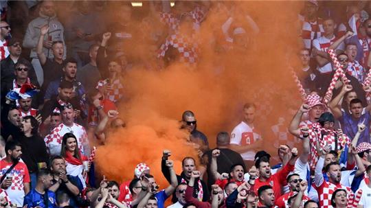 Pyrotechnik wird im kroatischen Fanblock gezündet.