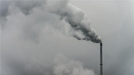 Qualm steigt aus dem Schornstein einer Fabrik. Laut dem Europäischen Wissenschaftlichen Beirat zum Klimawandel wird zur Erreichung der EU-Klimaziele noch nicht genug getan.