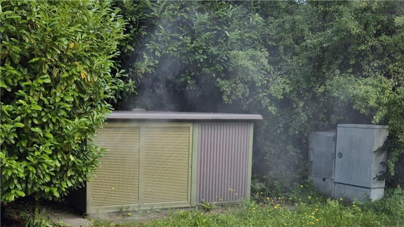 Qualm steigt aus dem Stromkasten empor.