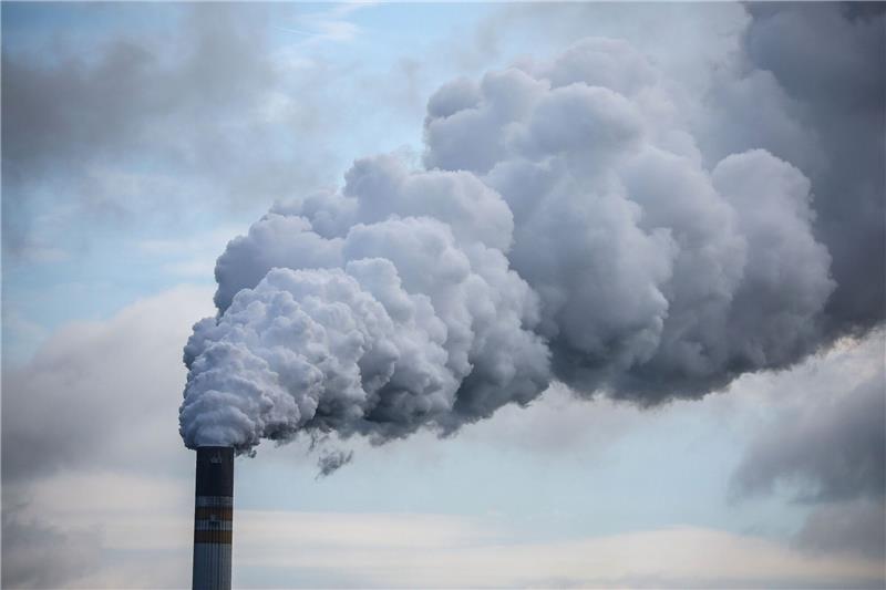 Grünen-Spitze will Kurswechsel bei CO2-Speicherung Qualm strömt aus dem Schornstein des Braunkohlekraftwerks Schkopau in Sachsen-Anhalt.