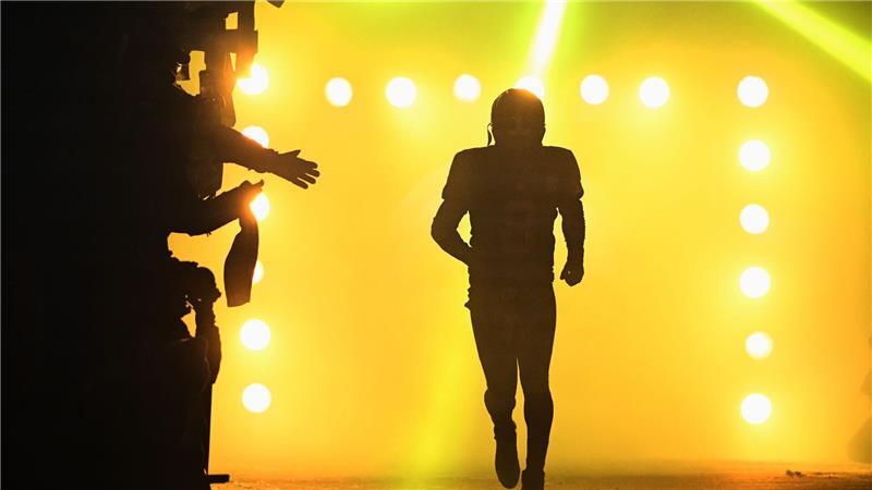 Quarterback Aaron Rodgers kommt in Pittsburgh auf das Spielfeld.