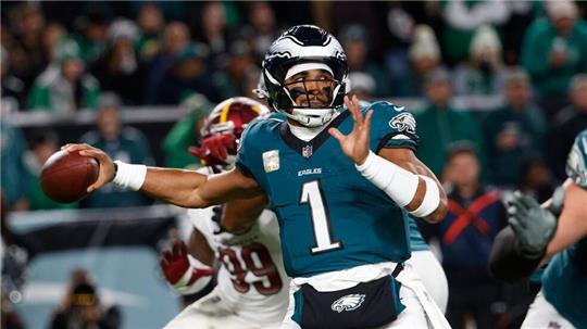 Quarterback Jalen Hurts gewinnt mit Philadelphia das Spitzenspiel gegen Washington.