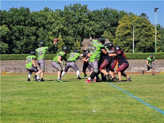 Quaterback Nicolas Greiff (Rückennumer 15) führte sein Team mit seinen guten Pässen zum 21:14-Sieg gegen die Lüneburg Razorbacks. Foto: Stahmann