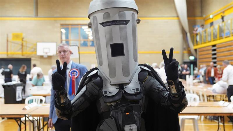 Rechtspopulist Farage wieder ins britische Parlament gewählt Quatschkandidaten wie Count Binface haben in Großbritannien Tradition.