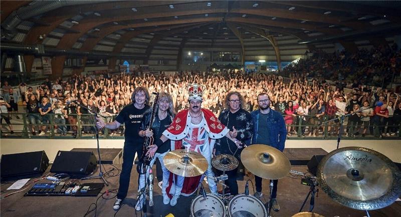 Queenmania, hier in der tschechischen Kleinstadt Jicín, tourt seit Jahrzehnten durch Europa. Foto: Pavel Novák/Queenmania
