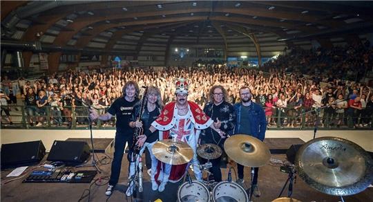 Queenmania, hier in der tschechischen Kleinstadt Jicín, tourt seit Jahrzehnten durch Europa. Foto: Pavel Novák/Queenmania