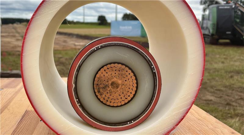 Megaprojekt Suedlink: Eine Stromautobahn der Superlative Querschnitt des Suedlink-Kabels: Das Kabel mit dem Kupferkern und integrierten Lichtwellenleitern wird in etwa so in den Leerrohren liegen. Es wiegt pro Meter 41 Kilogramm.
