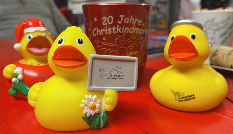 Quietsche-Entchen und eine Tasse in limitierter Auflage gibt es als Erinnerungsstücke zum 20. Christkindmarkt.