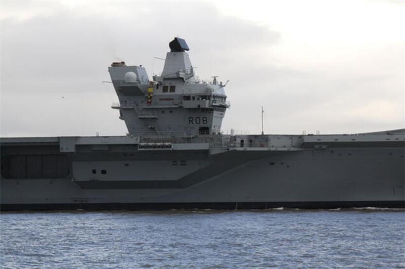 Flugzeugträger HMS Queen Elizabeth auf der Elbe unterwegs nach Hamburg "R 08" ist die Kennung des Flugzeugträgers, der bis zu 1400 Besatzungsmitglieder transportieren kann.