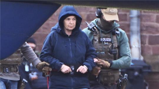 RAF-Terroristin Daniela Klette wird zu einem Haftprüfungstermin geführt.