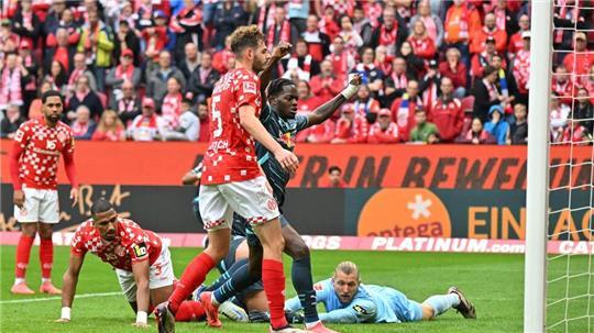 RB Leipzig (blau) hat gegen Mainz 05 (rot) einen ungefährdeten Sieg eingefahren.
