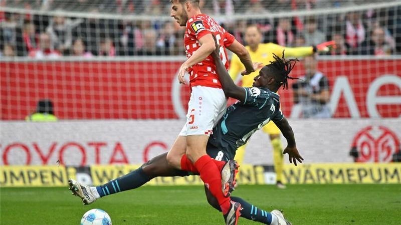 RB Leipzig um Amadou Haidara (r) gelang gegen Mainz 05 um Maxim Leitsch (l) ein glanzloser Sieg.