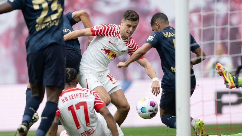 Nullnummer gegen Mainz: Leipzig verzweifelt an Zentner RB Leipzig (weiße Trikots) musste sich mit einem 0:0 gegen Mainz zufrieden geben.