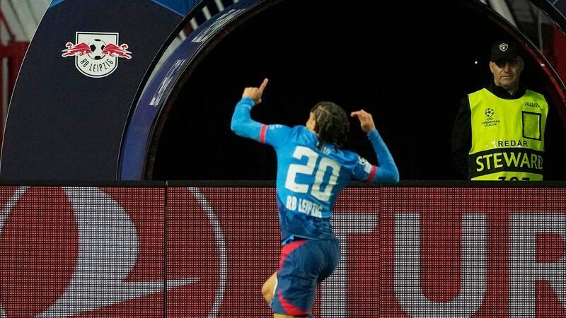 RB-Profi Xavi Simons bejubelt seinen Führungstreffer.