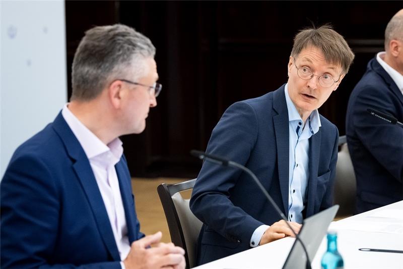 RKI-Chef Lothar Wieler (links) und Bundesgesundheitsminister Karl Lauterbach informierten in Bremen über die Lage zu Affenpocken. Foto: dpa