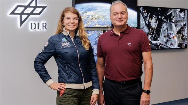 Rabea Rogge, hier neben Walther Pelzer, könnte 2025 als erste deutsche Frau ins All reisen.