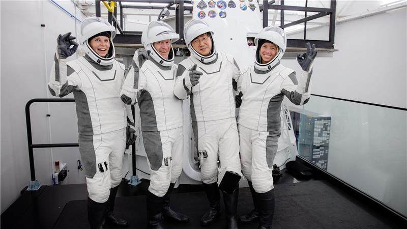Rabea Rogge soll als erste deutsche Frau ins All fliegen Rabea Rogge (l) mit Eric Philips, Chun Wang sowie Jannicke Mikkelsen.