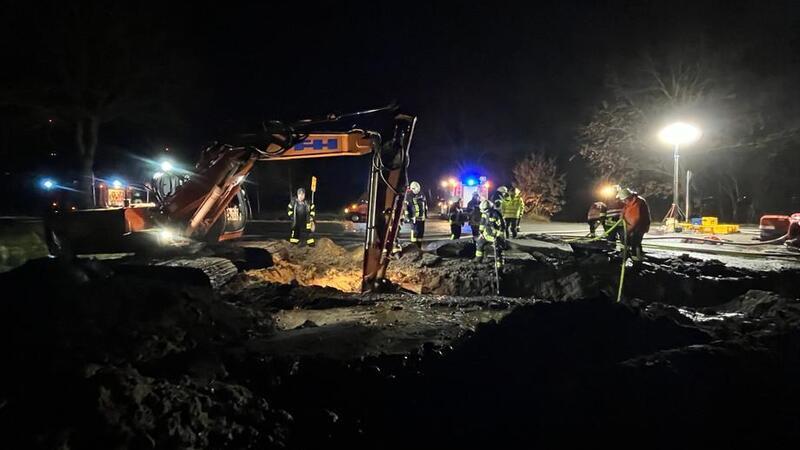 Rabiate Maßnahme: Ein Bagger reißt die Asphaltdecke der Alten Schmiedestraße vor Mulsum auf, um die Wassermassen von der Ortschaft wegzuleiten.