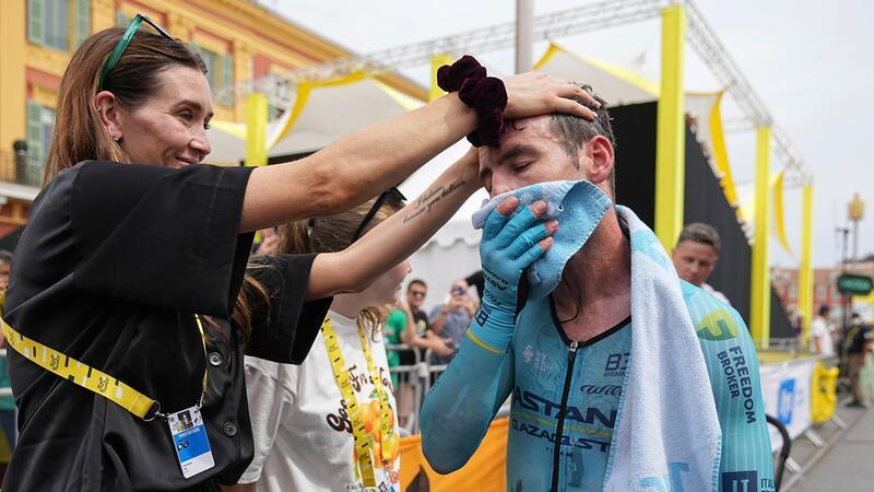 „Alles perfekt“: Pogacar bejubelt historischen Tour-Triumph Rad-Star Mark Cavendish umarmt seine Frau Peta Todd nach der finalen Etappe der 111. Tour de France.